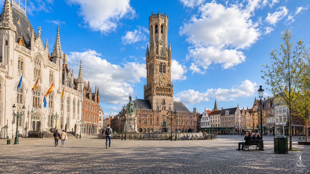 Markt con el Belfort al fondo